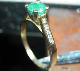 Женское кольцо с изумрудом и бриллиантами из желтого золота на заказ